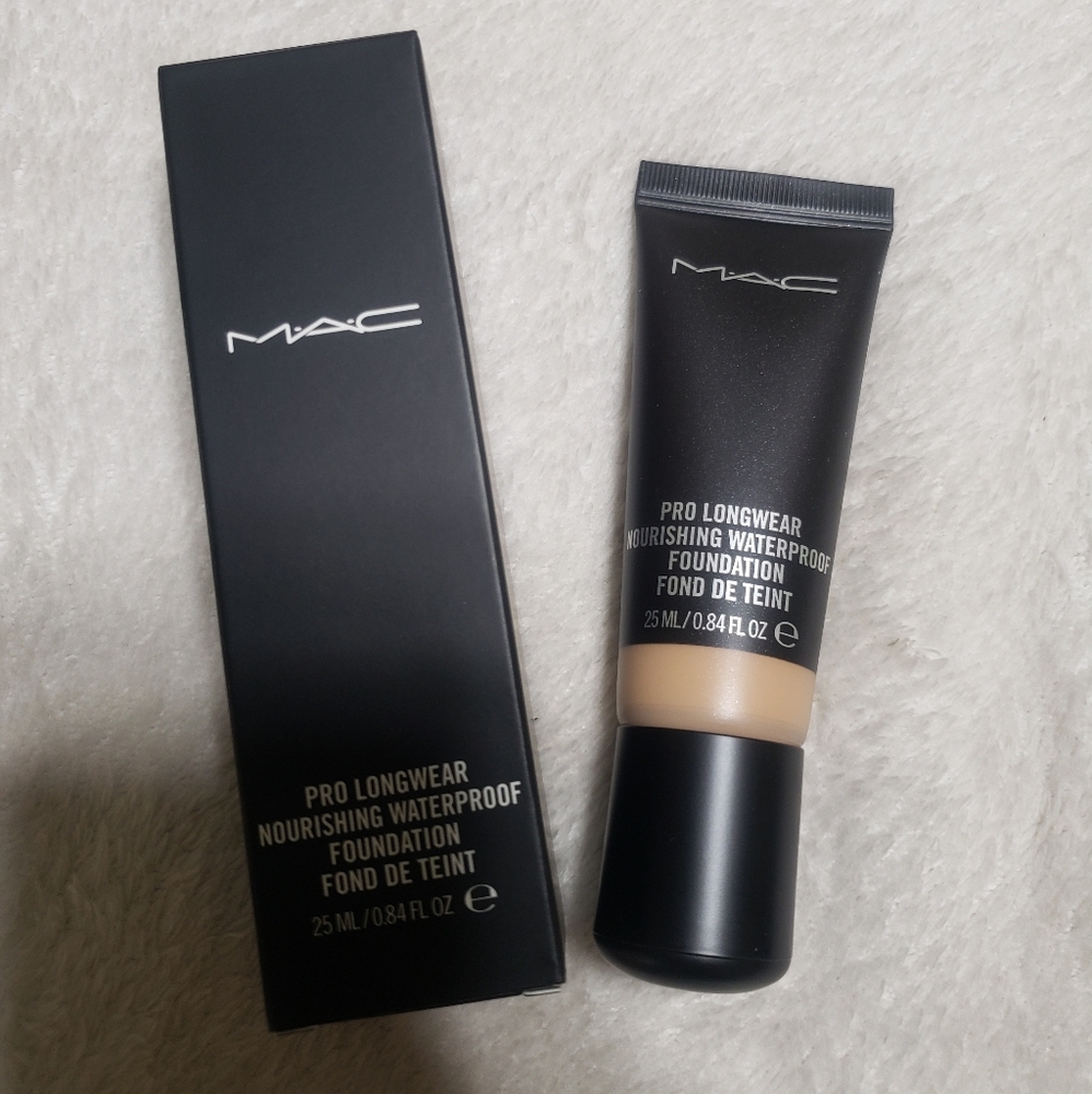 MAC Pro Longwear Foundation NC35